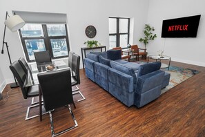 Interior - Near McCormick 420 friendly 3br/2ba with Optional Parking/sleeps 8 (Chicago)