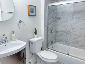 Hair dryer, towels, soap, shampoo - Near McCormick 420 friendly 3br/2ba with Optional Parking/sleeps 8 (Chicago)