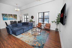 Smart TV, books - Near McCormick 420 friendly 3br/2ba with Optional Parking/sleeps 8 (Chicago)