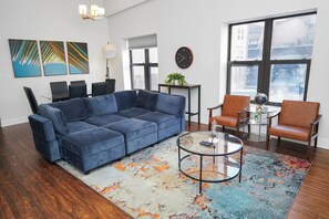 Interior - Near McCormick 420 friendly 3br/2ba with Optional Parking/sleeps 8 (Chicago)