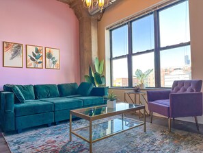 Smart TV, books - Premium 2BR Michigan Suite with Skyline Views Near McCormick Place & Lakefront (Chicago)