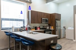 Réfrigérateur, micro-ondes, four, plaque de cuisson