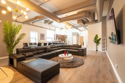 Luxurious HUGE Penthouse with 4000+ Games, Arcades