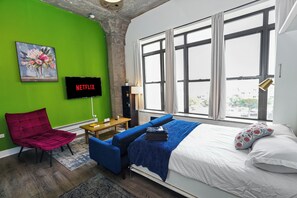 1 bedroom, iron/ironing board, travel cot, free WiFi - McCormick Place Designer Studio with optional parking for up to 4 guests (Chicago)