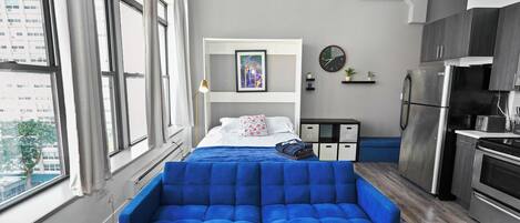 1 habitación, tabla de planchar con plancha y cuna de viaje