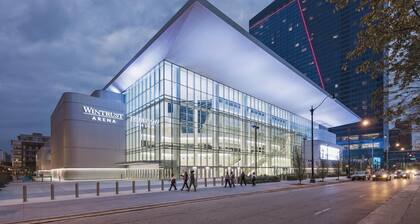 McCormick Place Patio skyline 2b/2b with optional Parking for up to 6 people