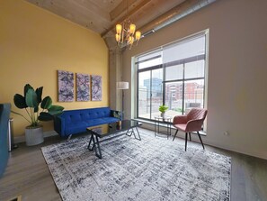 Smart TV - McCormick Place Patio skyline 2b/2b with optional Parking for up to 6 people (Chicago)