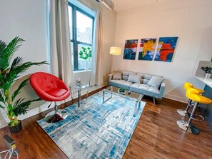 Smart TV, books, printers - Near McCormick Place 420-Friendly  3BR/2BA with Optional Parking and sleeps 8 (Chicago)