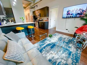 Smart TV, books, printers - Near McCormick Place 420-Friendly  3BR/2BA with Optional Parking and sleeps 8 (Chicago)