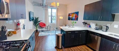 Réfrigérateur, micro-ondes, four, plaque de cuisson