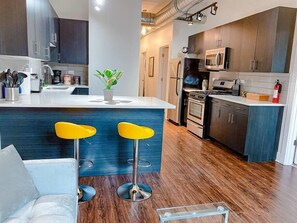 Fridge, microwave, oven, stovetop - Near McCormick Place 420-Friendly  3BR/2BA with Optional Parking and sleeps 8 (Chicago)