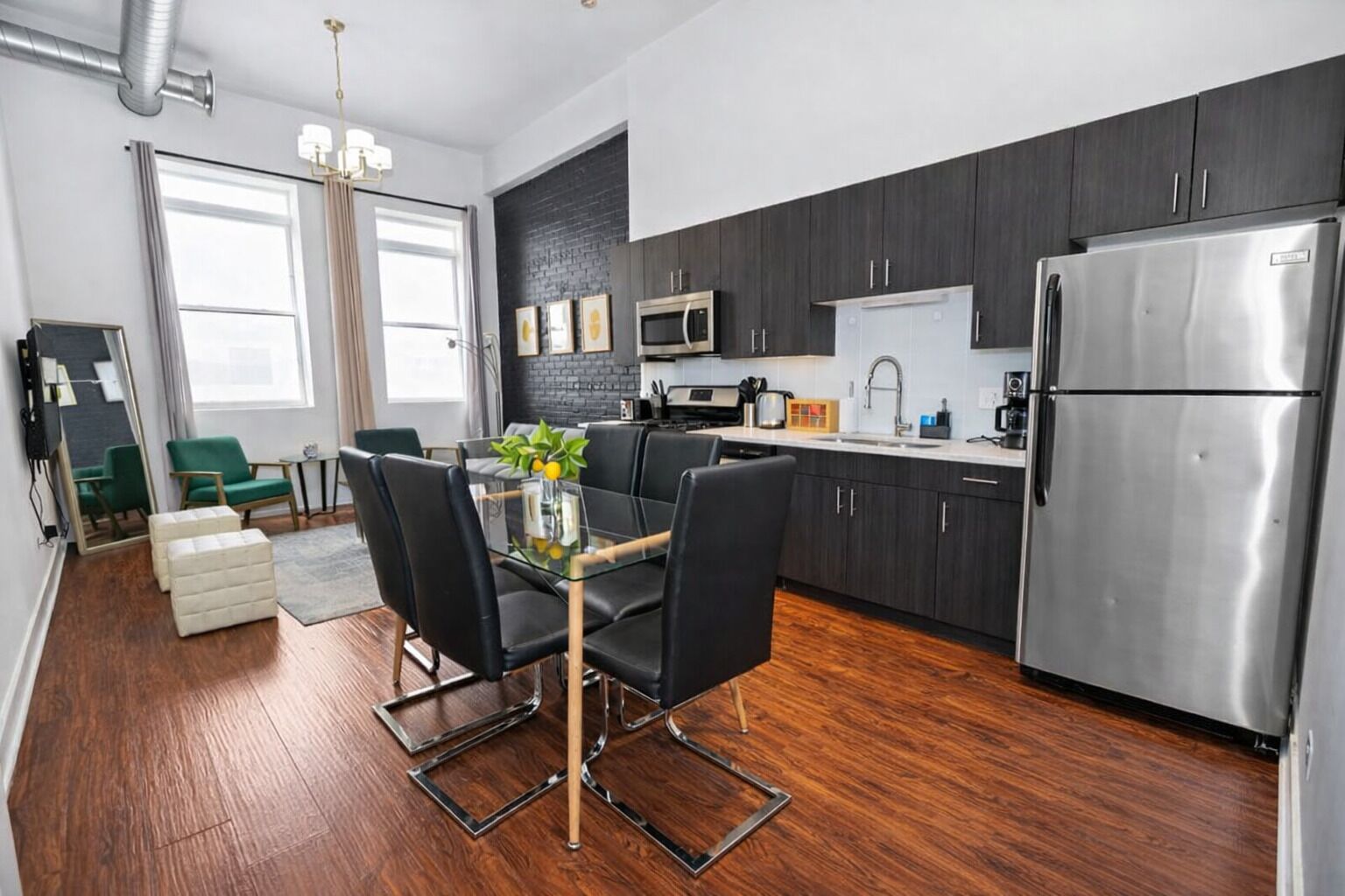 Een koelkast, een magnetron, een oven, een kookplaat