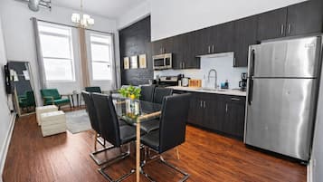 Een koelkast, een magnetron, een oven, een kookplaat