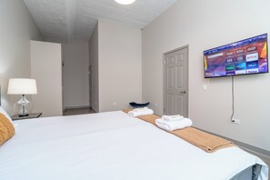 2 slaapkamers, een strijkplank/strijkijzer, reisbedje, gratis wifi