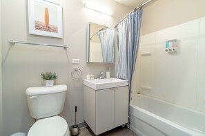 Een haardroger, handdoeken, zeep, shampoo