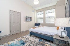 2 habitaciones, tabla de planchar con plancha y cuna de viaje 