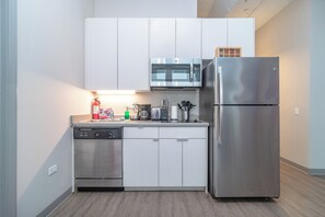 Refrigerador, microondas, parrilla de estufa y lavavajillas 