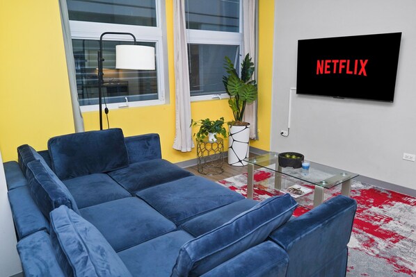 Een smart-tv, boeken en een printer