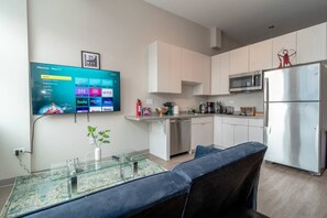 Kühlschrank, Mikrowelle, Herdplatte, Geschirrspüler