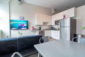 Réfrigérateur, micro-ondes, plaque de cuisson, lave-vaisselle