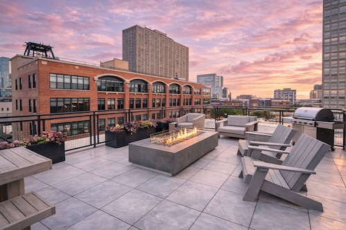 McCormick Oasis with Balcony, Patio and Gym Near Soldier Field & Museum Campus