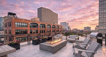 McCormick Oasis with Balcony, Patio and Gym Near Soldier Field & Museum Campus