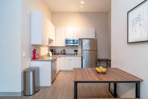 Refrigerador, microondas, placa de cocina, lavavajillas