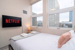 2 bedrooms, iron/ironing board, travel cot, free WiFi - Modern 2BR in South Loop Near Soldier Field, Grant Park, Downtown, & Lakefront (Chicago)