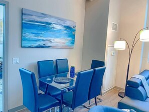 Dining - McCormick Place 2br/2ba with optional parking that sleeps 6 (Chicago)