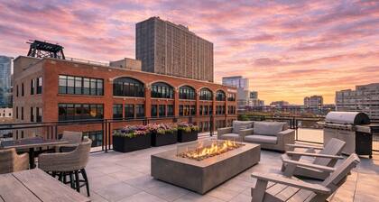 McCormick Place Magnificent 2BR with Patio & Gym Near Grant Park & Soldier Field