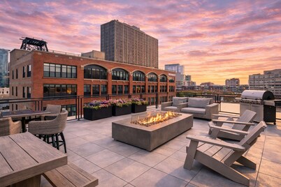 McCormick Place Magnificent 2BR with Patio & Gym Near Grant Park & Soldier Field