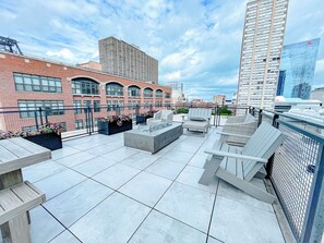 Terrace/patio - McCormick Place Magnificent 2BR with Patio & Gym Near Grant Park & Soldier Field (Chicago)