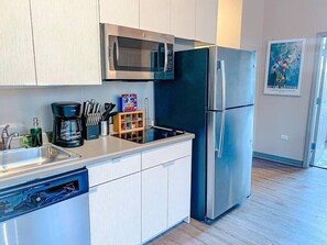 Kjøleskap, mikrobølgeovn, kokeplater og oppvaskmaskin