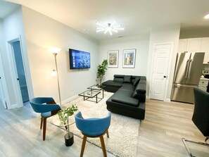 Smart TV, books - Alluring 2 KING bed oasis with optional parking for up to 6 guests (Nashville)