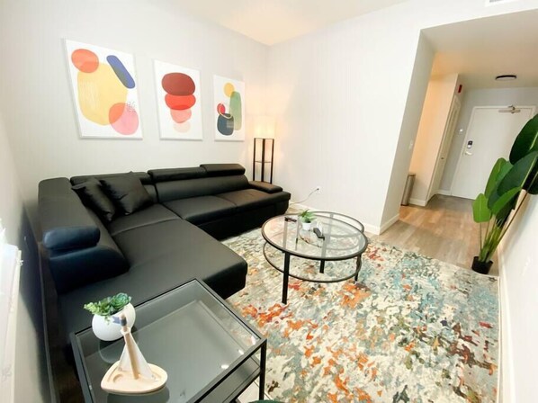 Smart TV, books - Alluring KING bed oasis with optional parking for up to 4 guests (Nashville)