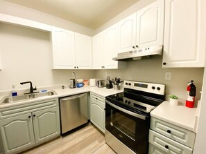 Fridge, microwave, oven, stovetop - Alluring KING bed oasis with optional parking for up to 4 guests (Nashville)