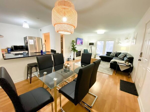 Smart TV, books - Spacious King and Queen 2bed/2bath with opt. private parking for up to 8 guests (Nashville)