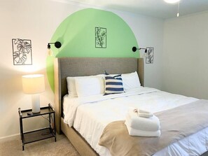 2 bedrooms, iron/ironing board, travel cot, free WiFi - Spacious King and Queen 2bed/2bath with opt. private parking for up to 8 guests (Nashville)