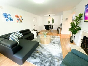 Smart TV, books - Spacious King and Queen 2bed/2bath with opt. private parking for up to 8 guests (Nashville)