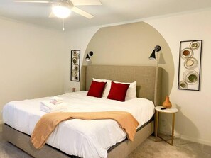 2 bedrooms, iron/ironing board, travel cot, free WiFi - Spacious King and Queen 2bed/2bath / optional private parking for up to 8 guests (Nashville)