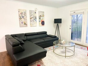 Smart TV, books - Spacious King and Queen 2bed/2bath / optional private parking for up to 8 guests (Nashville)