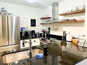 Fridge, microwave, oven, stovetop - Spacious King and Queen 2bed/2bath / optional private parking for up to 8 guests (Nashville)