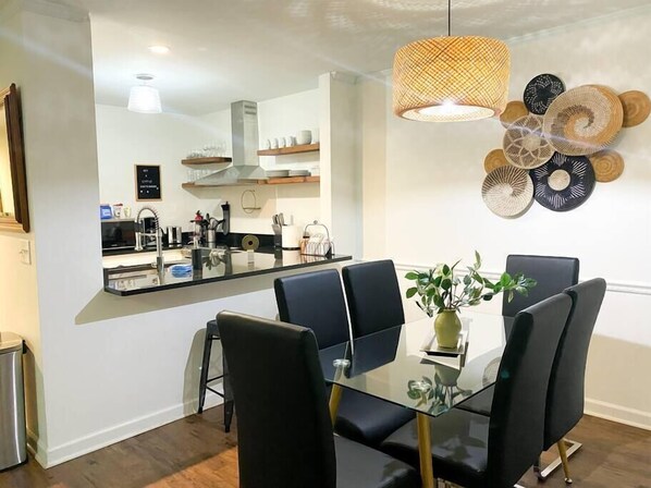 Dining - Spacious King and Queen 2bed/2bath / optional private parking for up to 8 guests (Nashville)