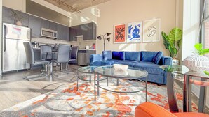 Eine moderne Wohnung mit Küche, Essbereich und Wohnzimmer.