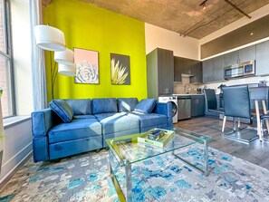 Smart TV, books - Comfy 2BR Family Haven with Skyline Views Near McCormick Place & Museums (Chicago)