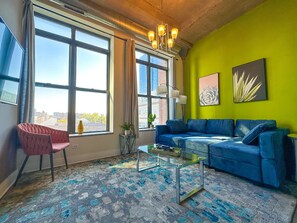 Smart TV, books - Comfy 2BR Family Haven with Skyline Views Near McCormick Place & Museums (Chicago)