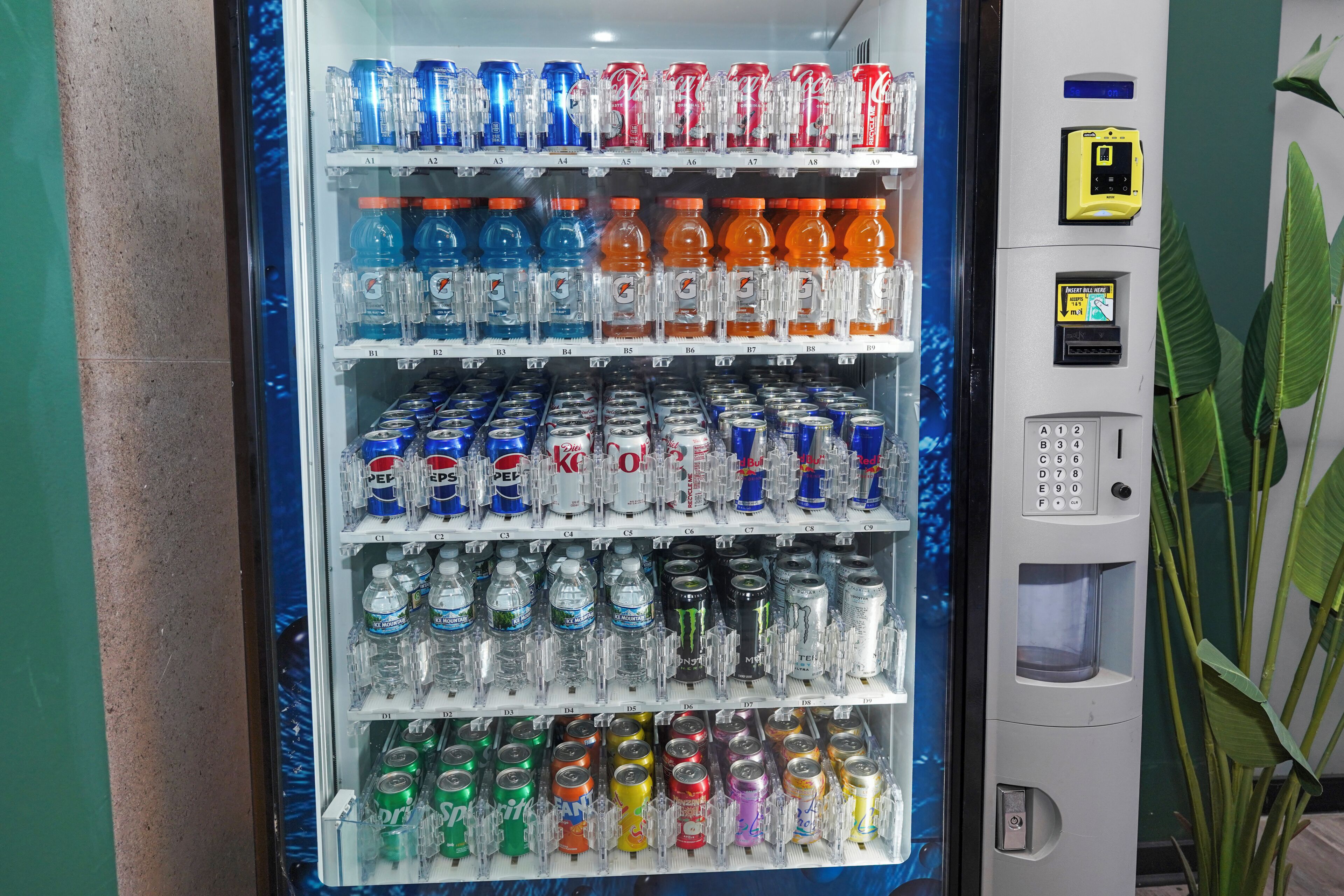 Máquina expendedora de bebidas con una variedad de opciones.