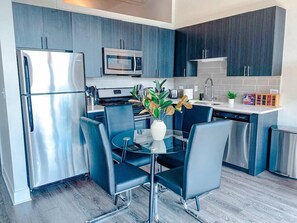 Fridge, microwave, oven, stovetop - McCormick Place beautiful 2b/2b with optional parking for up 8 guests (Chicago)