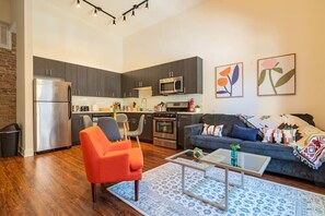 Smart TV, books, printers - Comfy 3BR Chicago Retreat 420 Friendly Unit Near McCormick Place & Soldier Field (Chicago)