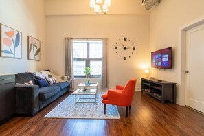 Smart TV, books, printers - Comfy 3BR Chicago Retreat 420 Friendly Unit Near McCormick Place & Soldier Field (Chicago)